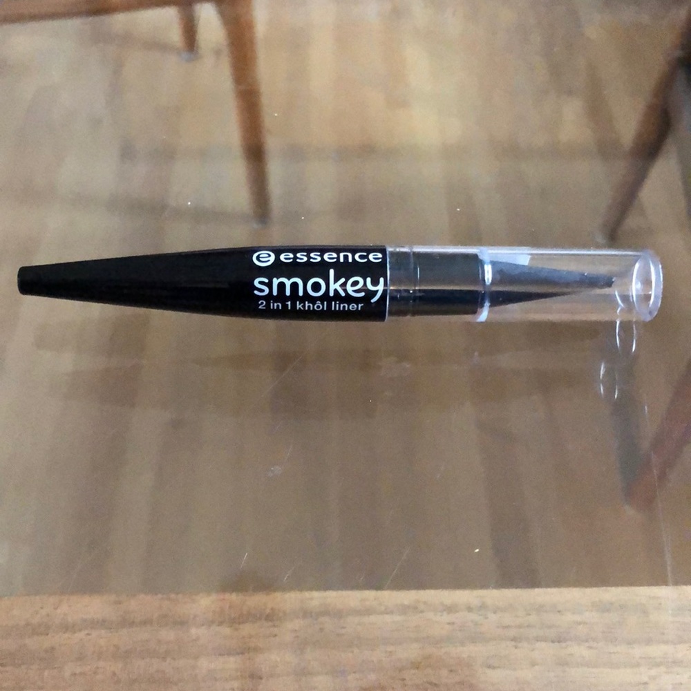 Essence - Smoky Black liner